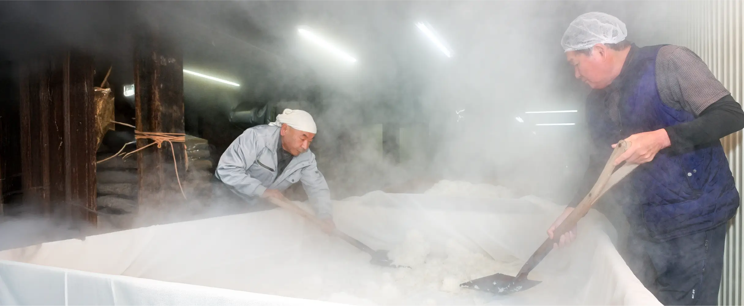 手作業で酒造りする様子